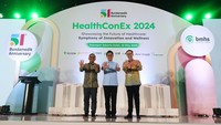 Presiden Direktur PT Bundamedik Tbk Agus Heru Darjono, Menkes Budi Gunadi Sadikin, dan Komisaris Utama PT Bundamedik Tbk Ivan Rizal Sini foto bersama di sela-sela forum kesehatan HealthConEx 2024. 