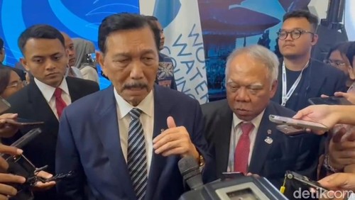 Menko Marves Luhut Binsar Panjaitan dan Menteri PUPR Basuki Hadimuljono memberikan keterangan pers di Nusa Dua, Badung, Bali, Selasa (21/5/2024). (Ni Made Lastri Karsiani Putri/detikBali)