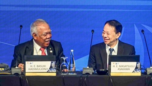 Menteri PUPR Basuki Hadimuljono (kiri) berbincang dengan President ADB Masatsugu Asakawa (kanan), Selasa (21/5/2024).