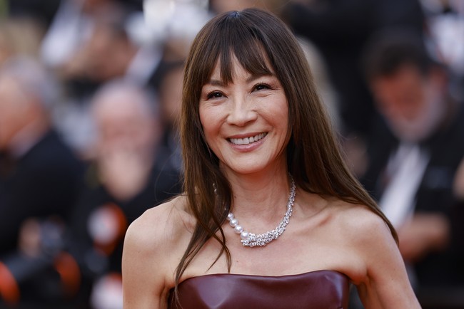 Aktris 61 tahun ini berjalan di karpet merah dengan busana glamour rancangan Bottega Veneta. Michelle Yeoh juga membawa tas dari brand asal Italia tersebut. Foto: Vianney Le Caer/Invision/AP/Vianney Le Caer