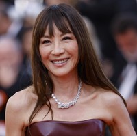 Aktris 61 tahun ini berjalan di karpet merah dengan busana glamour rancangan Bottega Veneta. Michelle Yeoh juga membawa tas dari brand asal Italia tersebut. Foto: Vianney Le Caer/Invision/AP/Vianney Le Caer