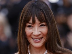 Foto Michelle Yeoh Bikin Pangling di Cannes dengan Model Rambut Poni Korea