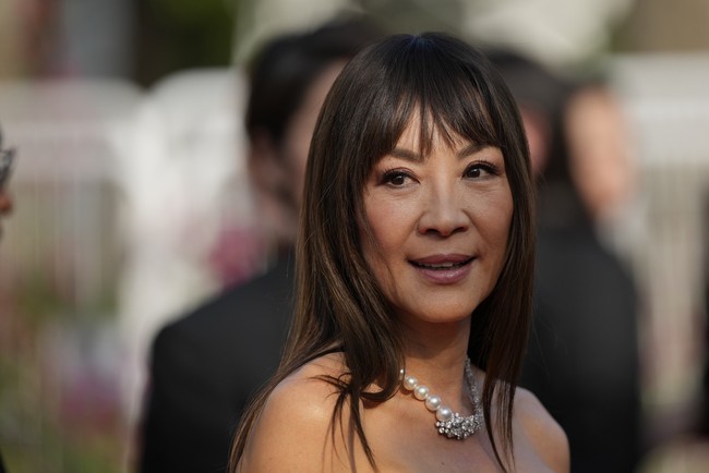 Yang juga mencuri atensi dari gayanya adalah rambut barunya yang berponi model Korea. Setelah bertahun-tahun tampil tanpa poni, Michelle Yeoh debut rambutnya yang berponi di Cannes.  Foto: Vianney Le Caer/Invision/AP/Vianney Le Caer