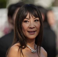 Yang juga mencuri atensi dari gayanya adalah rambut barunya yang berponi model Korea. Setelah bertahun-tahun tampil tanpa poni, Michelle Yeoh debut rambutnya yang berponi di Cannes.  Foto: Vianney Le Caer/Invision/AP/Vianney Le Caer