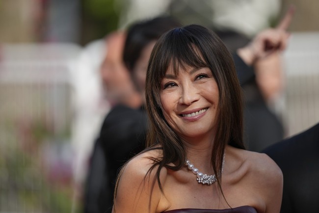 Gaya rambut Michelle Yeoh ini mengingatkan penampilannya dulu semasa mempromosikan film Crouching Tiger, Hidden Dragon yang rilis pada tahun 2000.Penampilan Michelle Yeoh dengan rambut model poni Korea ini banjir pujian fans. Tak sedikit penggemar yang menyebut Michelle jadi terlihat lebih muda 20 tahun. Foto: Vianney Le Caer/Invision/AP/Vianney Le Caer