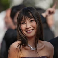 Gaya rambut Michelle Yeoh ini mengingatkan penampilannya dulu semasa mempromosikan film Crouching Tiger, Hidden Dragon yang rilis pada tahun 2000.Penampilan Michelle Yeoh dengan rambut model poni Korea ini banjir pujian fans. Tak sedikit penggemar yang menyebut Michelle jadi terlihat lebih muda 20 tahun. Foto: Vianney Le Caer/Invision/AP/Vianney Le Caer