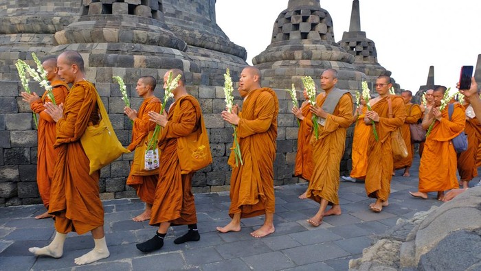 Sejumlah Bhikkhu Thudong berjalan menuju Candi Borobudur, Magelang, Jawa Tengah, Senin (20/5/2024). Sebanyak 40  Bhikkhu Thudong menyelesaikan perjalanan dari Semarang dan telah tiba di Candi Borobudur untuk mengikuti perayaan Tri Suci Waisak 2568 BE/2024. ANTARA FOTO/Anis Efizudin/nz