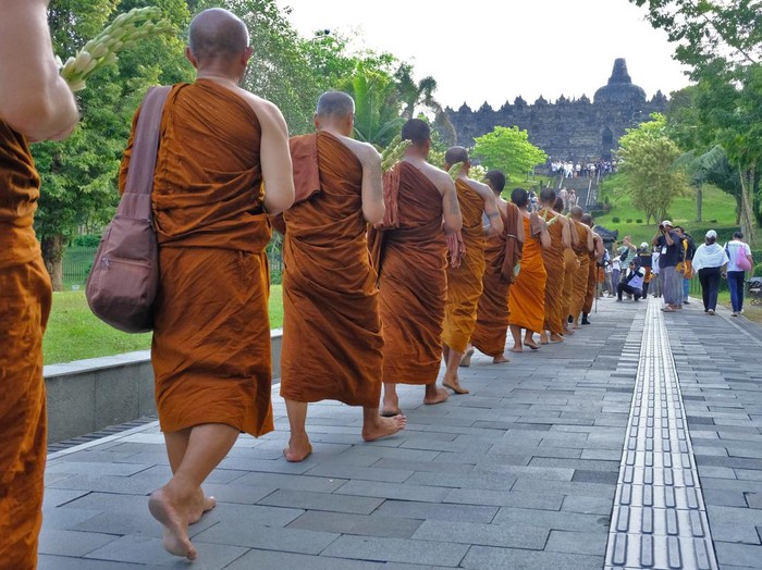 Sejumlah Bhikkhu Thudong berjalan menuju Candi Borobudur, Magelang, Jawa Tengah, Senin (20/5/2024). Sebanyak 40  Bhikkhu Thudong menyelesaikan perjalanan dari Semarang dan telah tiba di Candi Borobudur untuk mengikuti perayaan Tri Suci Waisak 2568 BE/2024. ANTARA FOTO/Anis Efizudin/nz