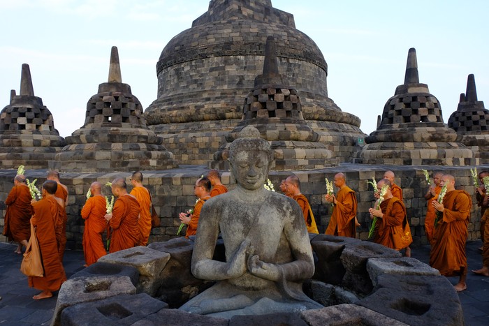 Sejumlah Bhikkhu Thudong berjalan menuju Candi Borobudur, Magelang, Jawa Tengah, Senin (20/5/2024). Sebanyak 40  Bhikkhu Thudong menyelesaikan perjalanan dari Semarang dan telah tiba di Candi Borobudur untuk mengikuti perayaan Tri Suci Waisak 2568 BE/2024. ANTARA FOTO/Anis Efizudin/nz