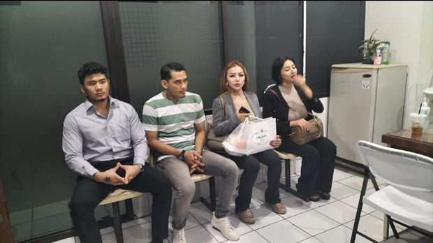 Polisi telah melimpahkan Siskaeee dan 11 tersangka pemeran film porno ke kejaksaan untuk segera disidang di kasus produksi film porno. Begini momen Siskaeee dkk saat dilimpahkan ke jaksa.