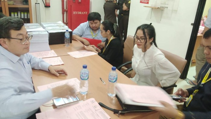 Polisi telah melimpahkan Siskaeee dan 11 tersangka pemeran film porno ke kejaksaan untuk segera disidang di kasus produksi film porno. Begini momen Siskaeee dkk saat dilimpahkan ke jaksa.