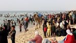 Gelombang Panas Menerjang, Warga Gaza Mendinginkan Diri di Pantai