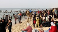Mereka mengistirahatkan diri saat gelombang panas menghantam wilayah Gaza.