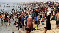 Warga Palestina yang mengungsi menikmati hari di pantai Khan Younis, Jalur Gaza selatan, Senin (20/5/2024).