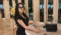 Dirinya juga tak pernah absen untuk mengunjungi restoran-restoran mewah. Sambil menunggu pesanannya, ia membasuh tenggorokan dengan air mineral terlebih dahulu. Foto: Instagram/nayundanabila