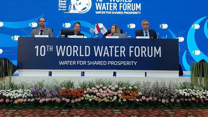 Wakil Sekjen PBB Armida Salsiah Alisjahbana (tengah berbaju hitam) dan Sekjen WMO Celeste Saulo di Media Center WWF ke-10 di BNDCC, Selasa (21/4/2024).