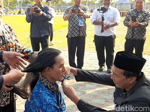 Diangkat PPPK, Guru di Brebes Tunaikan Nazar Cukur Usai 7 Tahun Gondrong