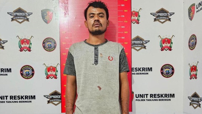 Pelaku Ilham Hasibuan saat diamankan di kantor polisi.  (Dok. Polsek Tanjung Beringin)