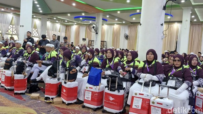Pelepasan calon jemaah haji kloter 1 Bone di Masjid Agung.