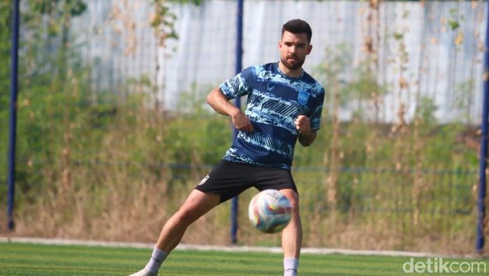 Pemain asing trial PSIS asal Spanyol, Roger Bonet mengikuti latihan di lapangan Wisesa, Semarang, Selasa (21/5/2024).