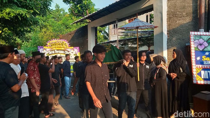 Pemakaman siswa yang meninggal camping di Desa Tegalrejo, Ceper, Klaten, Selasa (21/5/2024).