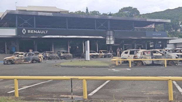 Pemandangan mobil-mobil yang terbakar di ruang pamer, di tengah protes yang dipicu oleh kemarahan di kalangan penduduk asli Kanak atas amandemen konstitusi yang disetujui di Prancis yang akan mengubah siapa yang diperbolehkan berpartisipasi dalam pemilu, yang dikhawatirkan oleh para pemimpin lokal akan melemahkan suara Kanak, di Noumea, New Kaledonia, 21 Mei 2024, dalam tangkapan layar ini diperoleh dari video media sosial. (Instagram @ericpaidjan/via REUTERS)