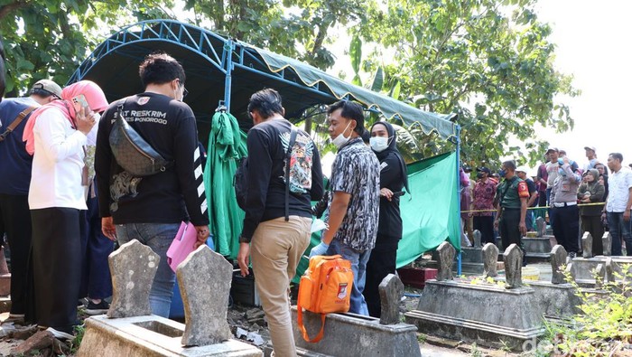 Pembongkaran makam di Ponorogo