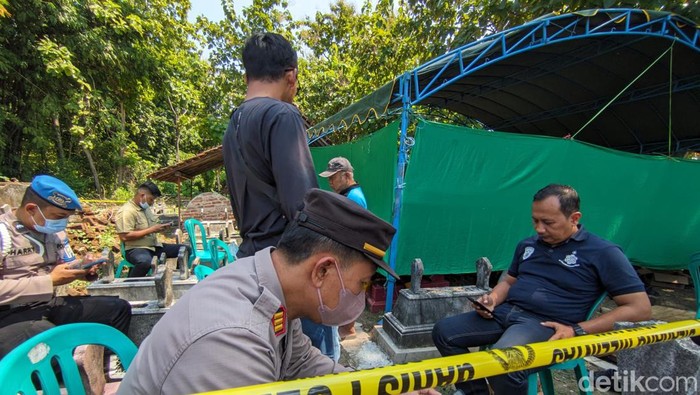 Pembongkaran makam di Ponorogo