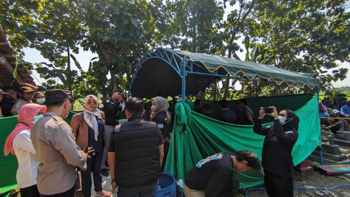 Pembongkaran makam warga di Ponorogo