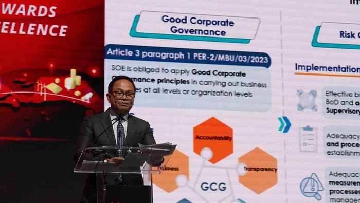 Presiden Direktur PT Bank DBS Indonesia Lim Chu Chong, Wakil Menteri BUMN Kartika Wirjoatmodjo, Head of Institutional Banking Group PT Bank DBS Indonesia Kunardy Lie, Head of Consumer Banking PT Bank DBS Indonesia Melfrida Gultom pada pembukaan acara DBS Asian Insights Conference 2024 yang bertema 'Election to Action: Crafting A Sustainable Future Towards Golden Indonesia 2045 and ESG Excellence' di Jakarta, Selasa (21/05/2024).