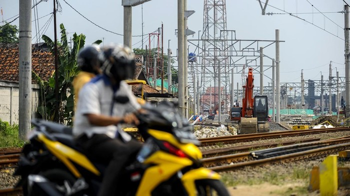 Pengendara roda dua melintas di sekitar proyek pembangunan Stasiun Ultimate Rangkasbitung di Rangkasbitung, Lebak, Banten, Selasa (21/5/2024). Pemerintah menargetkan pembangunan Stasiun Ultimate Rangkasbitung yang dapat menampung hingga 85.000 penumpang per harinya dapat dioperasikan pada Agustus 2024. ANTARA FOTO/Muhammad Bagus Khoirunas/aww.