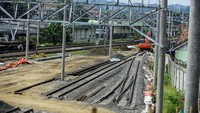 Pekerja sedang membangun Stasiun Ultimate Rangkasbitung di Rangkasbitung, Lebak, Banten, Selasa (21/5/2024).