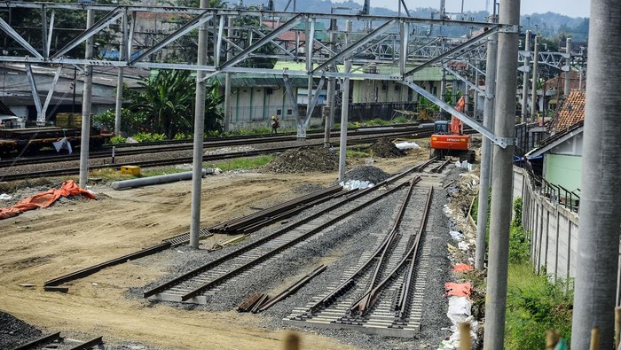 Pengendara roda dua melintas di sekitar proyek pembangunan Stasiun Ultimate Rangkasbitung di Rangkasbitung, Lebak, Banten, Selasa (21/5/2024). Pemerintah menargetkan pembangunan Stasiun Ultimate Rangkasbitung yang dapat menampung hingga 85.000 penumpang per harinya dapat dioperasikan pada Agustus 2024. ANTARA FOTO/Muhammad Bagus Khoirunas/aww.