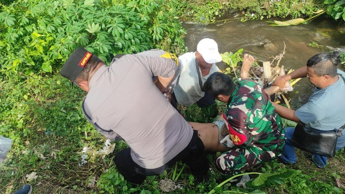 Proses evakuasi jenazah korban diduga bunuh diri dengan minum cairan potas dan menghanyutkan diri di saluran subak, di Subak Gunaksa, Dawan, Klungkung, Selasa (21/5/2024). (foto : dok Polsek Dawan).