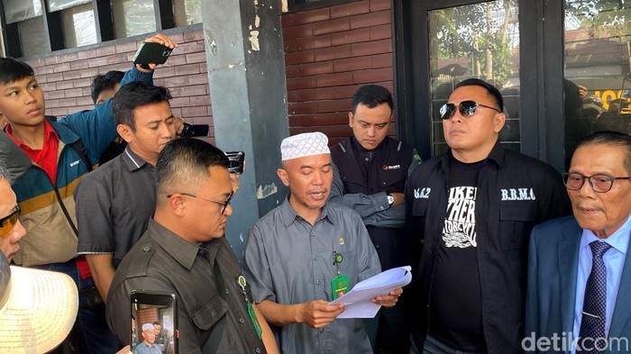 Pengadilan Negeri (PN) Bandung melakukan sita eksekusi logo dan atribut di Markas Bikers Brotherhood 1% MC di Jalan Pajajaran No 42, Kota Bandung.