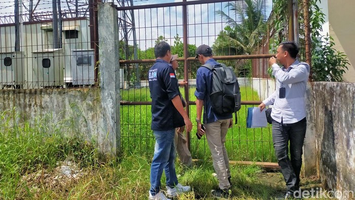Pengelola meninjau tower di Kecamatan Kalidoni yang dicuri.