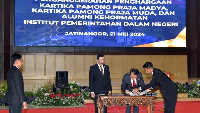 Penghargaan untuk Praja IPDN dan Alumni Lima pejabat tinggi daerah mendapatkan penghargaan Kartika Pamong Praja Madya, Kartika Pamong Praja Muda dan Alumni Kehormatan dari Institut Pemerintahan Dalam Negeri.