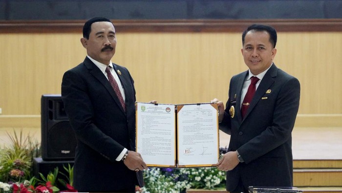 Penghargaan untuk Praja IPDN dan Alumni Lima pejabat tinggi daerah mendapatkan penghargaan Kartika Pamong Praja Madya, Kartika Pamong Praja Muda dan Alumni Kehormatan dari Institut Pemerintahan Dalam Negeri.