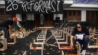 Sebanyak 1.000 instalasi kuburan dipajang untuk memperingati 26 tahun reformasi.