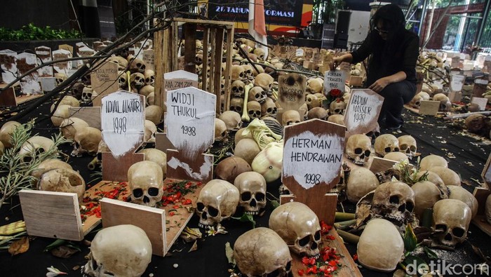 Peringatan 26 Tahun Reformasi dengan Karya Instalasi Kuburan dan Tengkorak Para aktivis melakukan aksi tabur bunga pada karya instalasi 1.000 kuburan dan 2.000 tengkorak di Jl Diponegoro No.72, Jakarta, Selasa (21/5/2024). Aksi tersebut bagian dari memperingati 26 tahun reformasi yang ditandai dengan mundurnya Presiden Suharto pada Mei 1998.