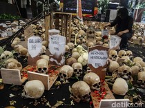 Ribuan Instalasi Kuburan dan Tengkorak Mejeng di Peringatan 26 Tahun Reformasi