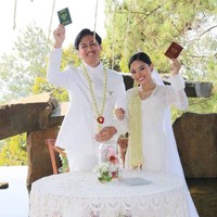 Sasqia tampak memakai kebaya dan rok putih, lengkap dengan veil dan selop berwarna senada. Foto: Instagram/@titieksoeharto @/yr.milla