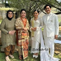 Titiek Soeharto terlihat mengenakan kebaya terakota dipadu kain Batik berwarna senada, serta selendang cokelat. Rambutnya tampak disanggul sederhana dengan aksen volume di bagian depan. Foto: Instagram/@titieksoeharto @/yr.milla