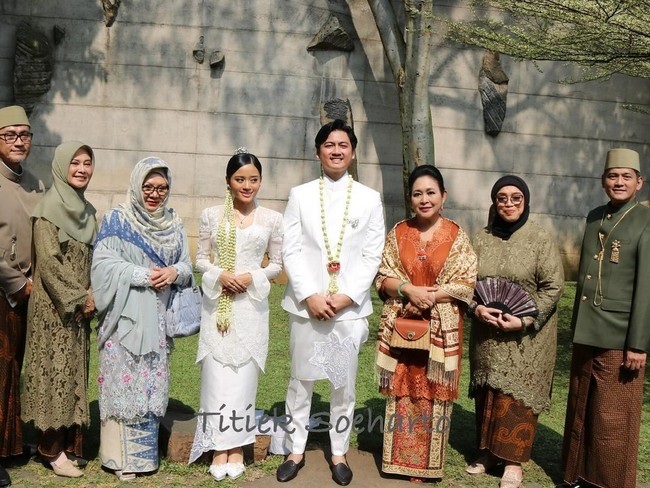 Hadir pula Tutut Soeharto, anak sulung Presiden Soeharto, atau kakak dari Titiek Soeharto. Tetap dengan gaya ikoniknya mengenakan kerudung, Tutut memilih busana kebaya serba biru. Foto: Instagram/@titieksoeharto @/yr.milla