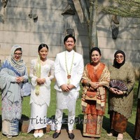 Hadir pula Tutut Soeharto, anak sulung Presiden Soeharto, atau kakak dari Titiek Soeharto. Tetap dengan gaya ikoniknya mengenakan kerudung, Tutut memilih busana kebaya serba biru. Foto: Instagram/@titieksoeharto @/yr.milla