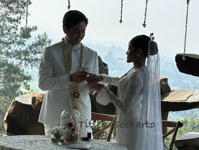 Sementara itu mempelai pria, Zaki, juga tampil sederhana berbalut setelan beskap dan celana putih. Dia tampak mengenakan kain berdetail lace yang dililitkan di pinggang. Foto: Instagram/@titieksoeharto @/yr.milla