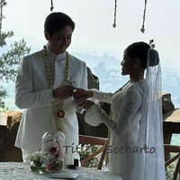 Sementara itu mempelai pria, Zaki, juga tampil sederhana berbalut setelan beskap dan celana putih. Dia tampak mengenakan kain berdetail lace yang dililitkan di pinggang. Foto: Instagram/@titieksoeharto @/yr.milla