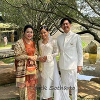 Tampak kehadiran Titiek Soeharto, putri mendiang Presiden Soeharto di tengah keluarga Sasqia dan Zaki yang berbahagia. Foto: Instagram/@titieksoeharto @/yr.milla