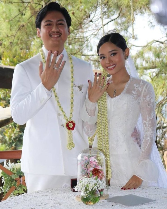 Wajah manisnya dirias makeup tipis bergaya natural. Area mata dipulas eyeshadow berwarna gelap yang menegaskan sorot mata putri dari aktor Onky Alexander ini. Foto: Instagram/@titieksoeharto @/yr.milla