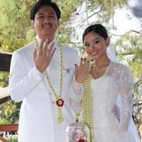 Wajah manisnya dirias makeup tipis bergaya natural. Area mata dipulas eyeshadow berwarna gelap yang menegaskan sorot mata putri dari aktor Onky Alexander ini. Foto: Instagram/@titieksoeharto @/yr.milla